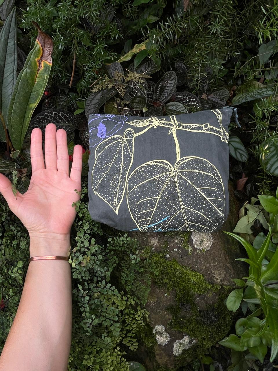 Cartuchera pequeña • Selviflora - Perro de monte y balso