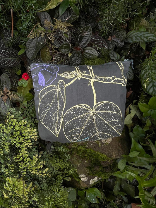 Cartuchera pequeña • Selviflora - Perro de monte y balso