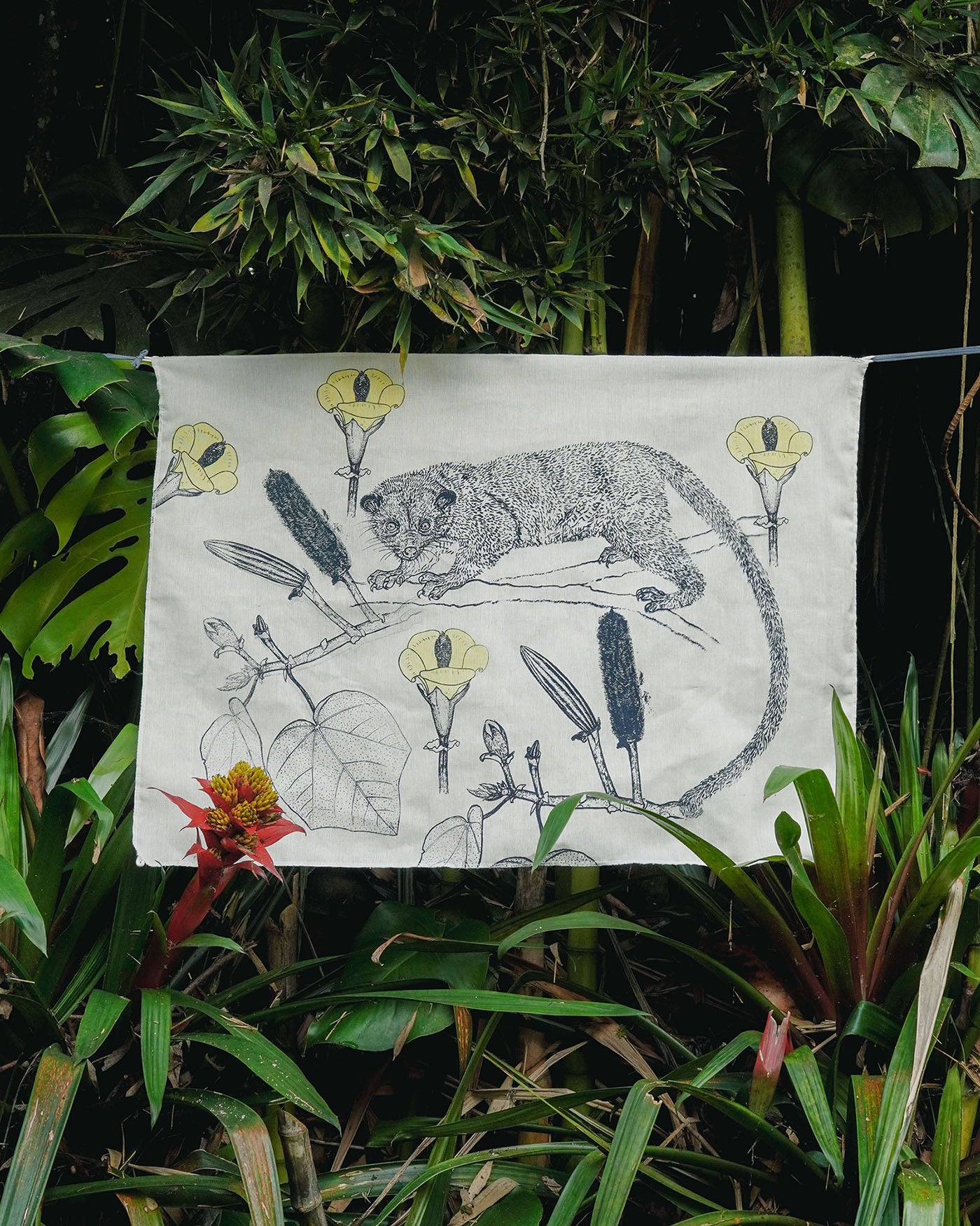 Afiche textil Perro de Monte • 75 x 52 cm • Serigrafía y pintura a mano