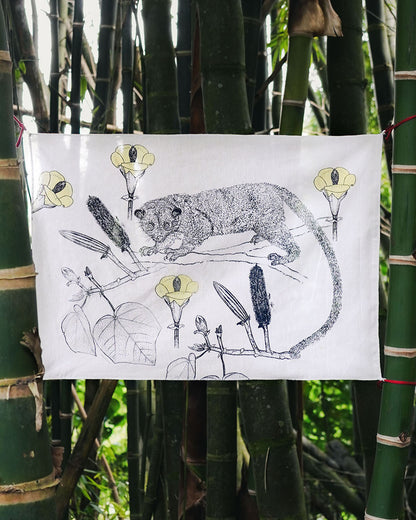 Afiche textil Perro de Monte • 75 x 52 cm • Serigrafía y pintura a mano