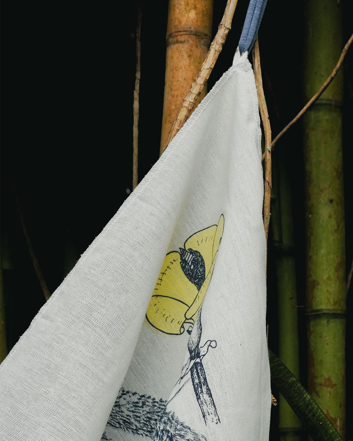 Afiche textil Perro de Monte • 75 x 52 cm • Serigrafía y pintura a mano