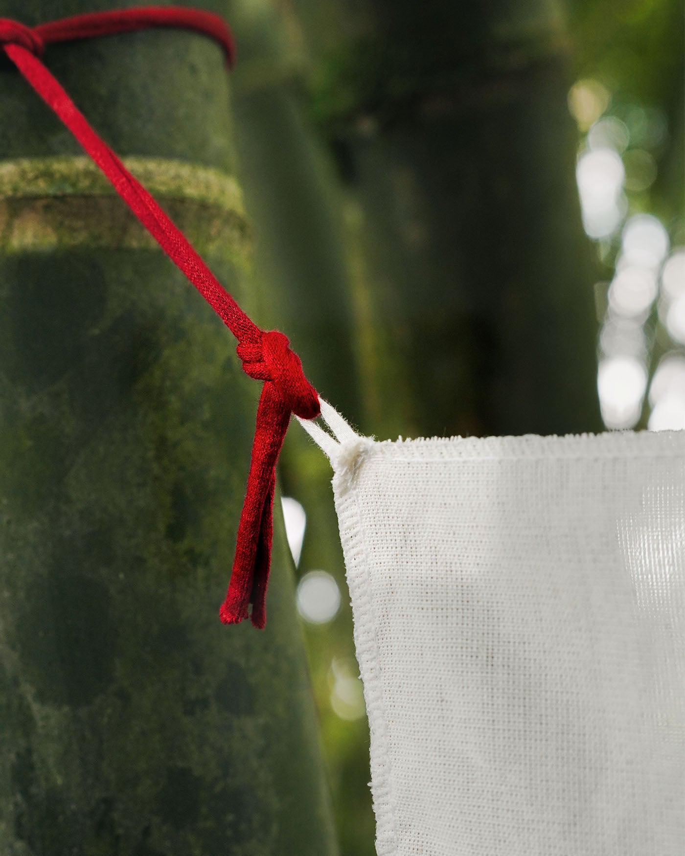 Afiche textil Perro de Monte • 75 x 52 cm • Serigrafía y pintura a mano