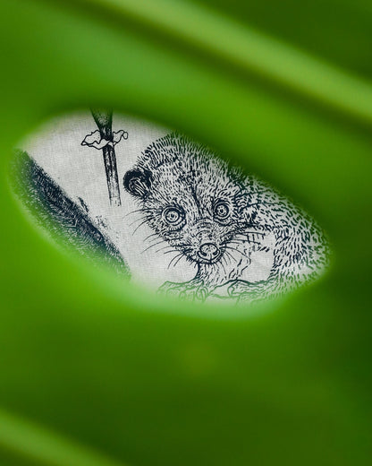 Afiche textil Perro de Monte • 75 x 52 cm • Serigrafía y pintura a mano