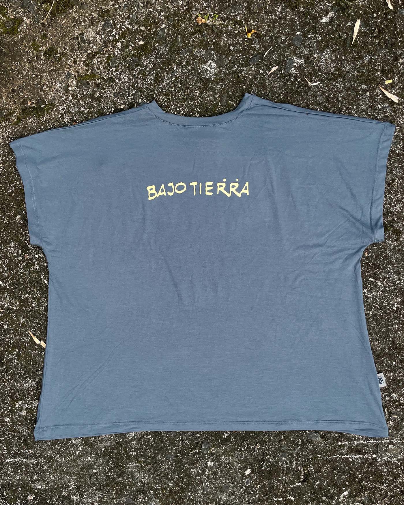 Camiseta Bajo Tierra - Musaraña de orejas pequeñas de Medellín • Brisa • Vaporosas adultos