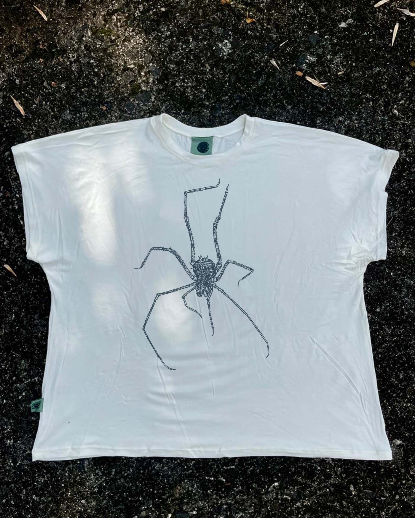 Camiseta Bajo Tierra - Opilión • Brisa • Vaporosas adultos