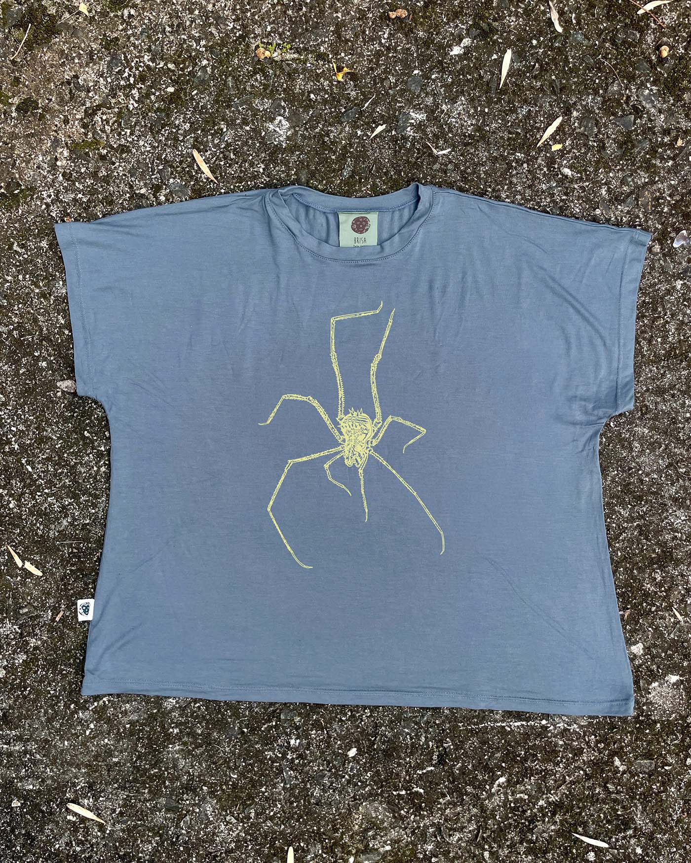 Camiseta Bajo Tierra - Opilión • Brisa • Vaporosas adultos