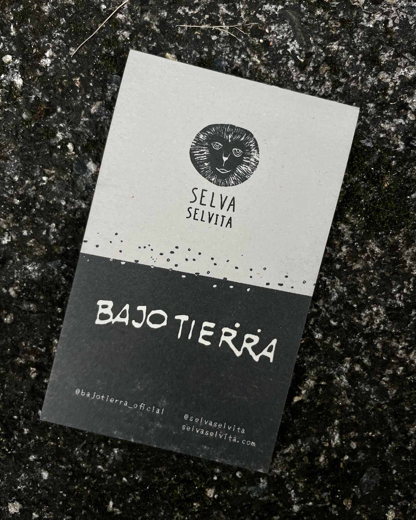 Camiseta Bajo Tierra - Musaraña de orejas pequeñas de Medellín • Brisa • Vaporosas adultos